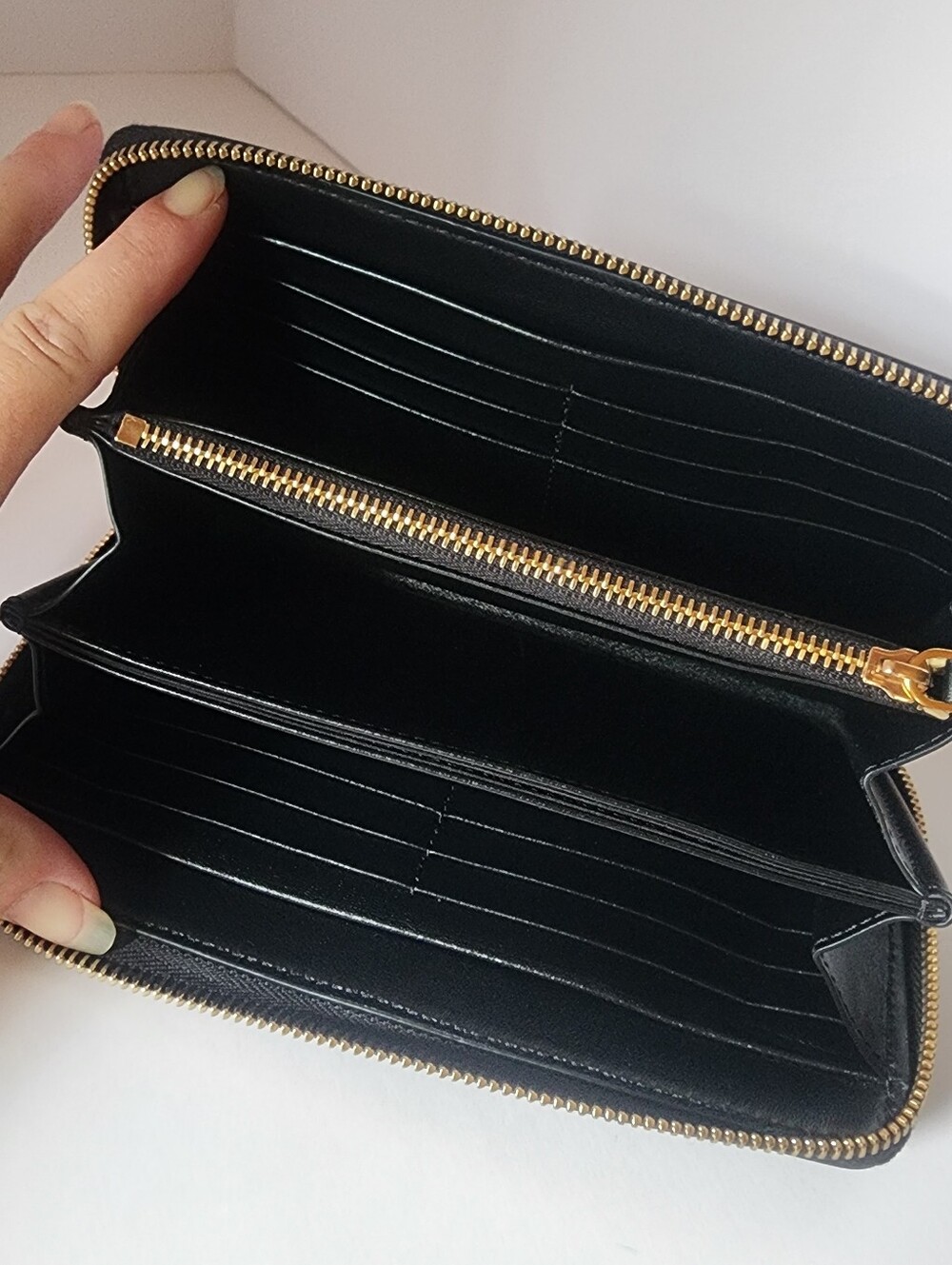 Versace Logo Detailed Zipped Wallet - Picture 12 of 15